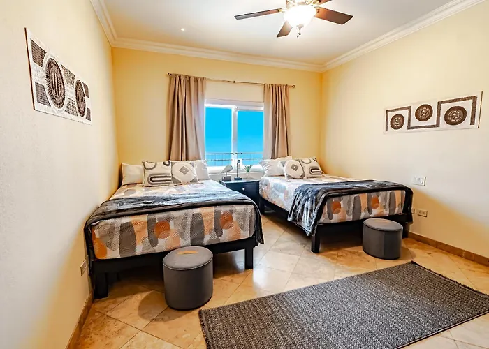 Casa Sirena- Secure & Private Poolside Retreat Apartment *